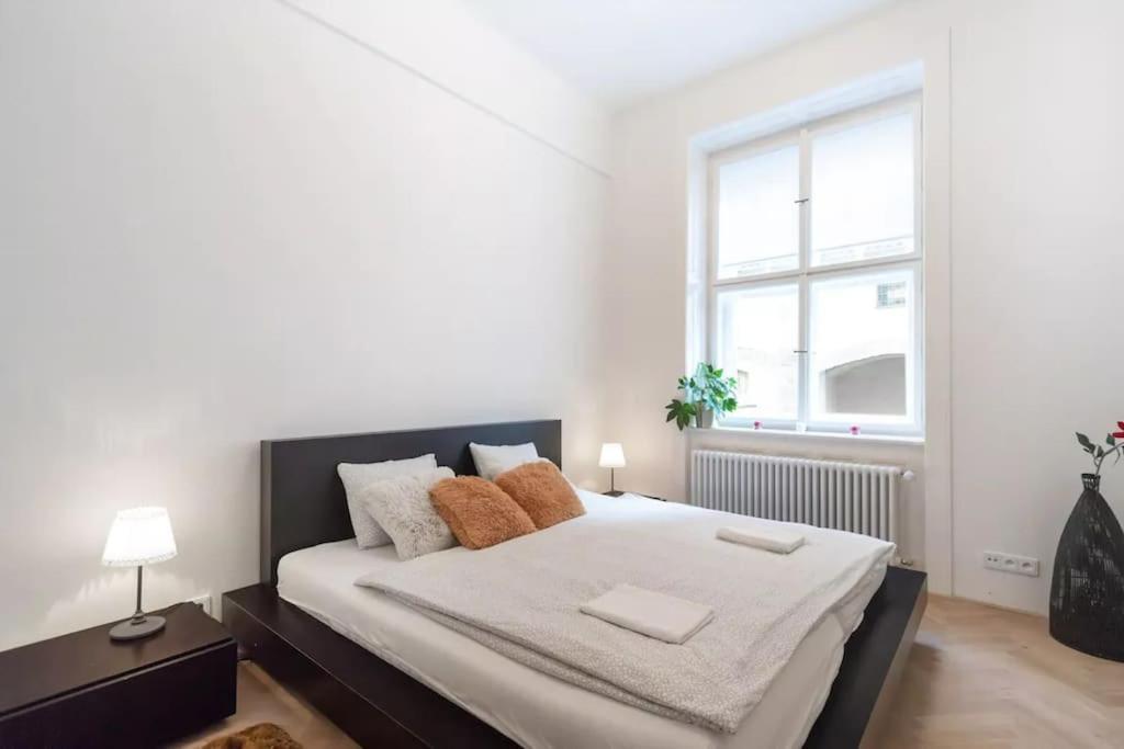 Old Town Square Luxury Apartment Prague